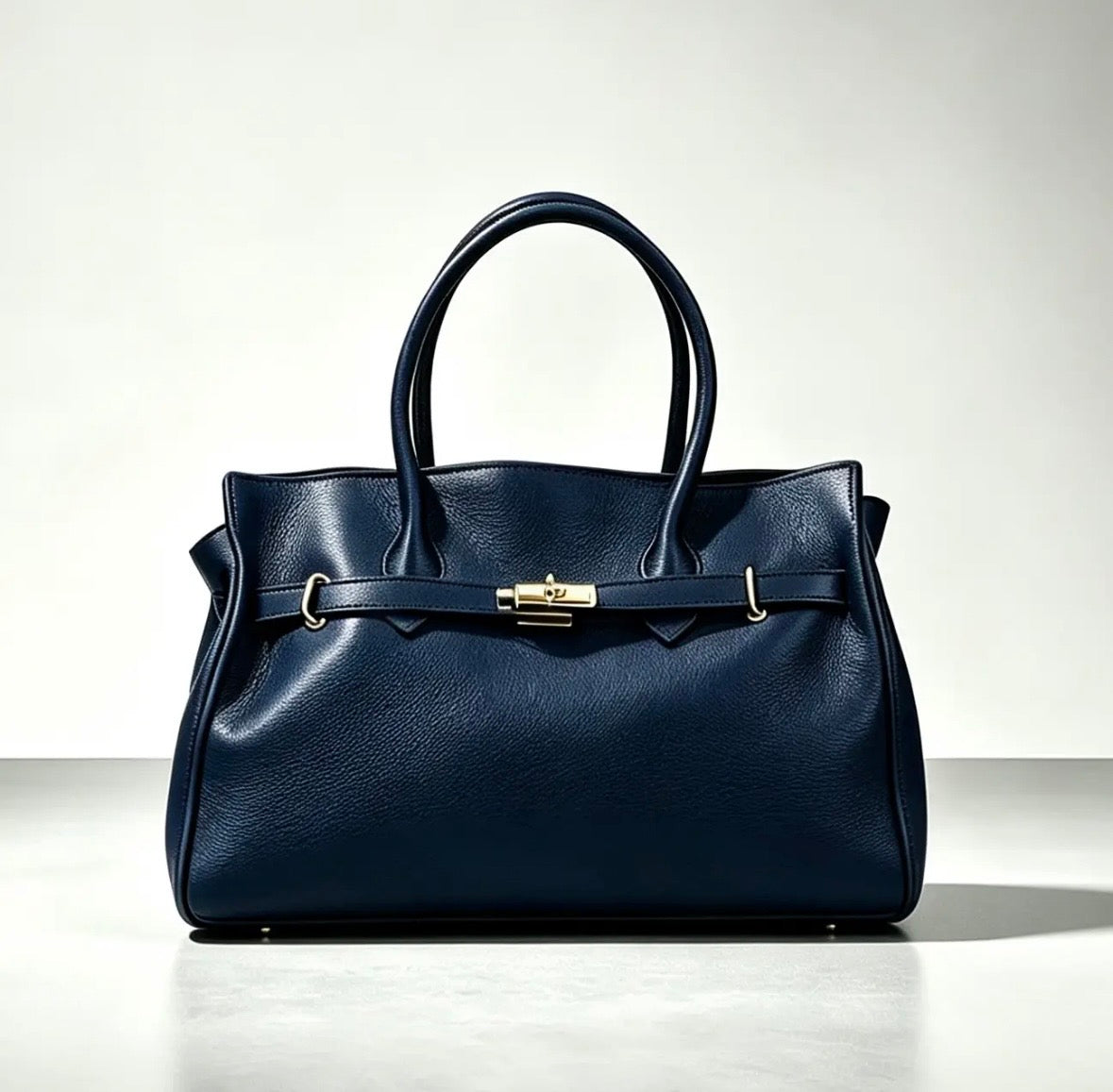 Classy Borsa Tote in Pelle Martellata con Dettagli Dorati