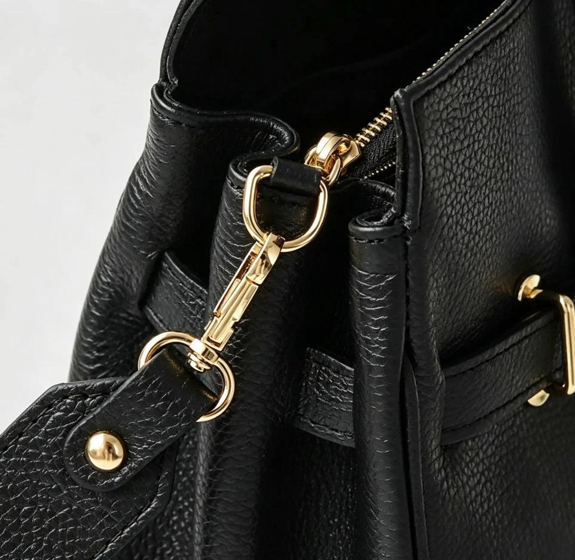 Classy Borsa Tote in Pelle Martellata con Dettagli Dorati
