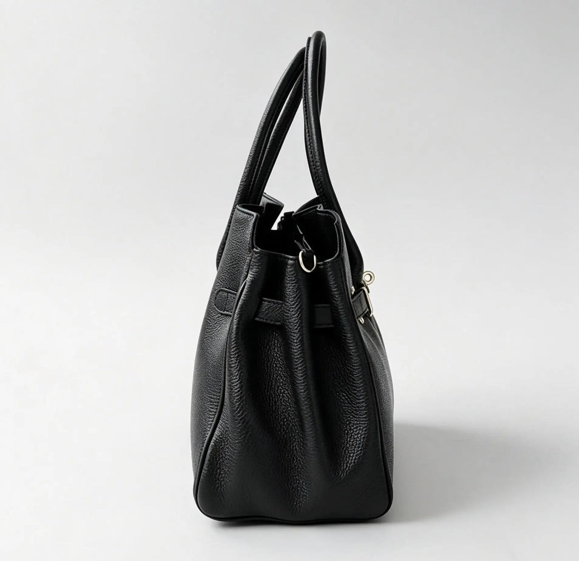 Classy Borsa Tote in Pelle Martellata con Dettagli Dorati