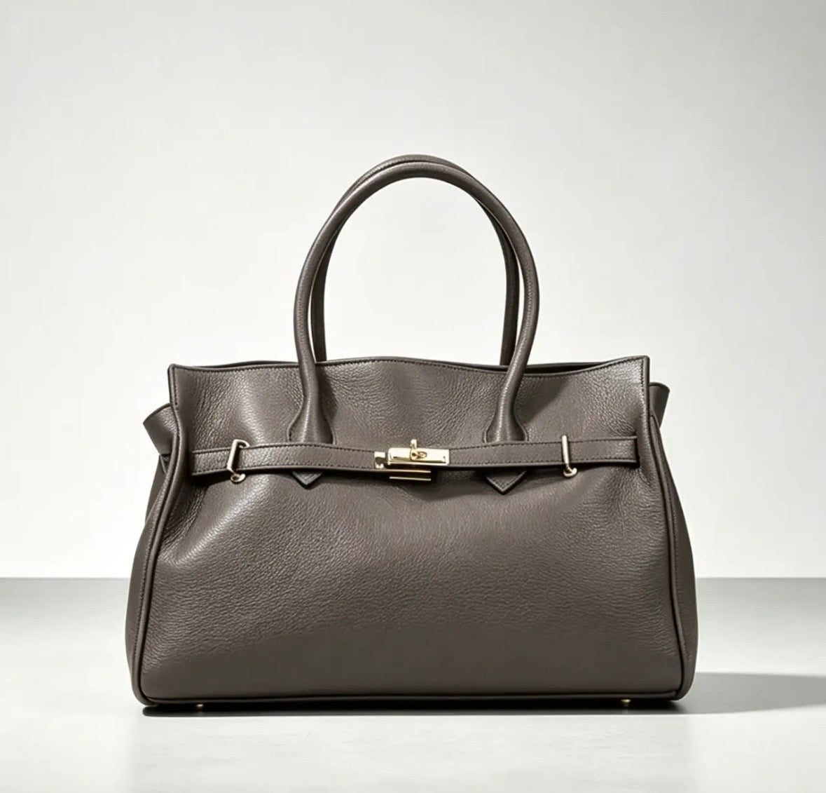 Classy Borsa Tote in Pelle Martellata con Dettagli Dorati